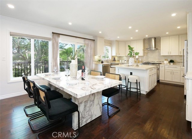 Dining area to kitchen