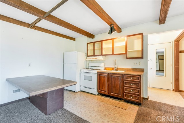 1300 Oak Avenue, Carlsbad CA: https://media.crmls.org/medias/5e99b2c6-2c4e-4223-908c-b6132f4d32d5.jpg