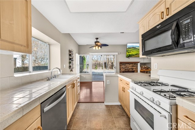 Detail Gallery Image 6 of 52 For 30752 Canterfield Dr, Temecula,  CA 92592 - 4 Beds | 2/1 Baths