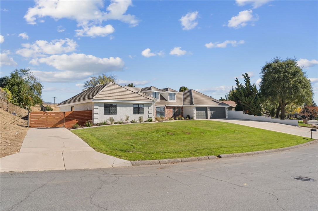 Detail Gallery Image 1 of 37 For 13627 Scenic Crest Dr, Yucaipa,  CA 92399 - 4 Beds | 2/1 Baths