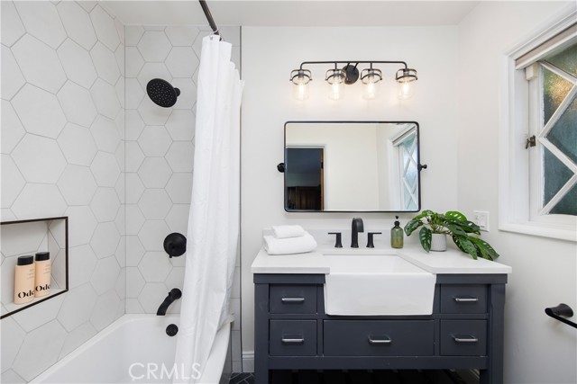 Detail Gallery Image 26 of 53 For 1430 La Perla Ave, Long Beach,  CA 90815 - 4 Beds | 3/1 Baths