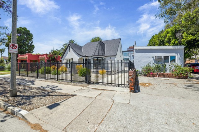 6521 Homewood Avenue, Los Angeles CA: https://media.crmls.org/medias/5e9d4756-4bef-4cc3-82db-f21174250595.jpg