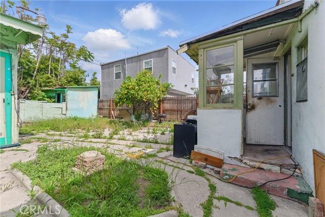 5823 Madden Avenue, Los Angeles CA: https://media.crmls.org/medias/5e9dac3f-bef0-4091-b690-3b34147edc50.jpg