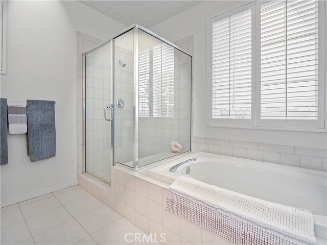 MASTER TUB AND
SHOWER