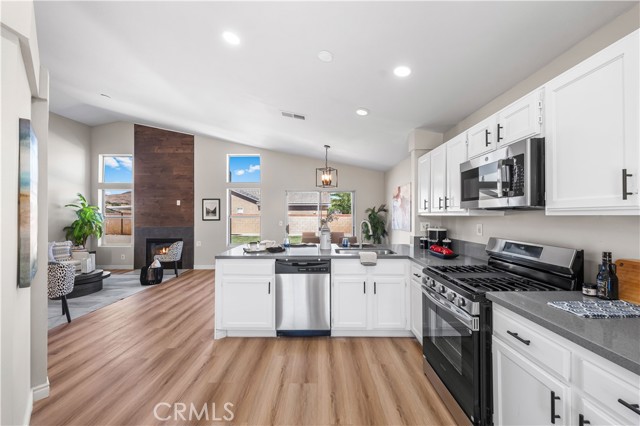 37011 Zinnia Street, Palmdale CA: https://media.crmls.org/medias/5ea59875-eff8-4116-947b-308a135a5b8e.jpg