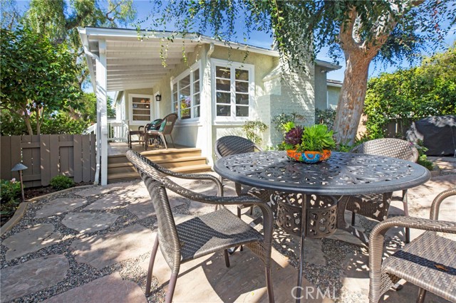 Private side yard retreat