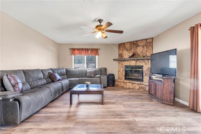 Detail Gallery Image 9 of 26 For 21055 Thunderbird Rd, Apple Valley,  CA 92307 - 3 Beds | 2 Baths