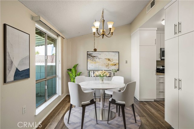 Detail Gallery Image 1 of 28 For 19144 Avenue of the Oaks #D,  Newhall,  CA 91321 - 2 Beds | 1 Baths