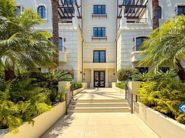 443 N Palm Drive, Beverly Hills CA: https://media.crmls.org/medias/5eac2fb1-f7b6-4a0c-9e15-6f0611b2ec47.jpg