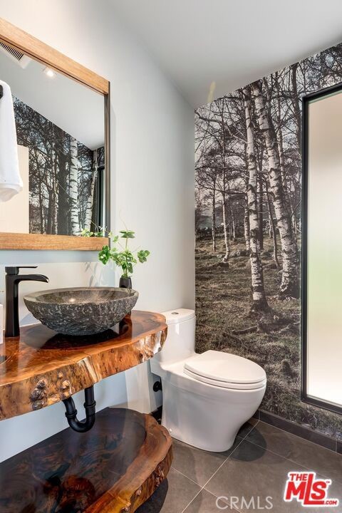 Detail Gallery Image 15 of 29 For 384 N Bonhill Rd, Los Angeles,  CA 90049 - 3 Beds | 3/2 Baths