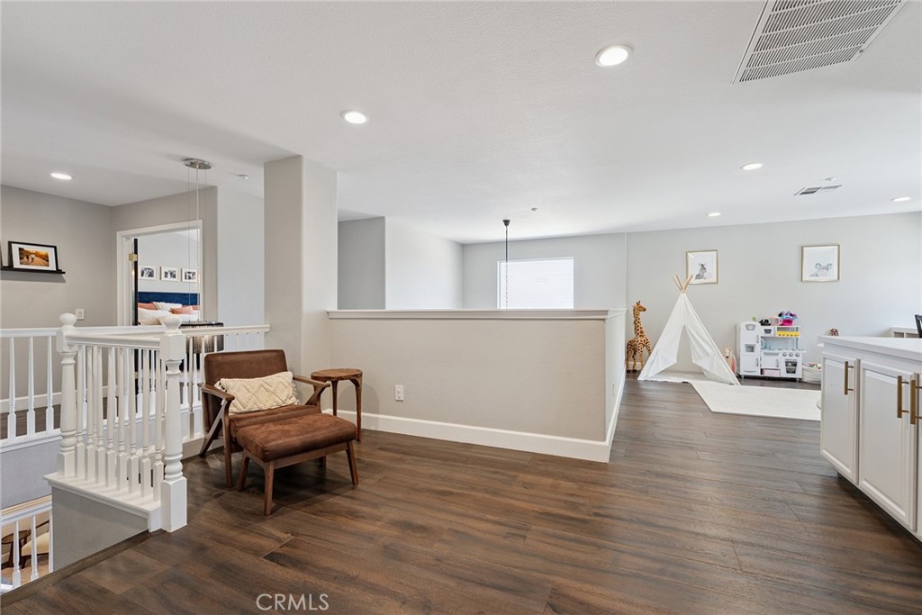 https://media.crmls.org/medias/5eb0be5d-7280-407c-bd2f-166d996b4632.jpg?preset=X-Large