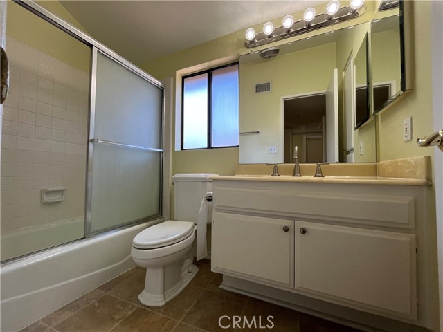 Detail Gallery Image 19 of 27 For 21801 Burbank #83,  Woodland Hills,  CA 91367 - 4 Beds | 3 Baths