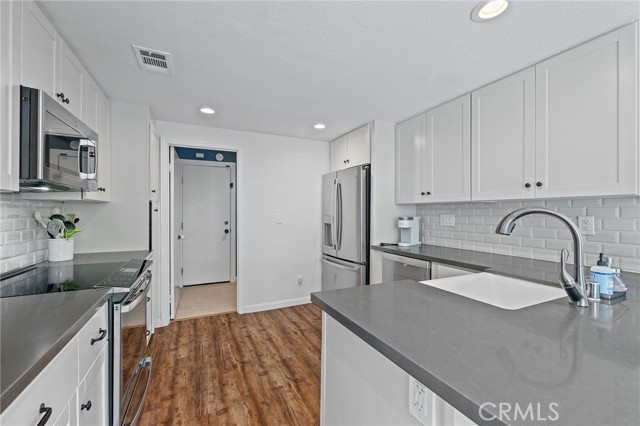 164 Stanford Court, Irvine CA: https://media.crmls.org/medias/5eb5f21a-6a36-480e-a046-f1f5aea09615.jpg