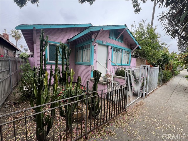 Detail Gallery Image 1 of 5 For 1137 Cabrillo Ave, Venice,  CA 90291 - 2 Beds | 1 Baths