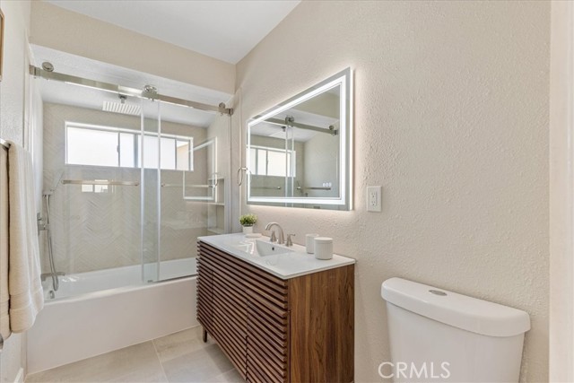 Detail Gallery Image 17 of 21 For 9951 Glencrest Cir, Sun Valley,  CA 91504 - 4 Beds | 3 Baths
