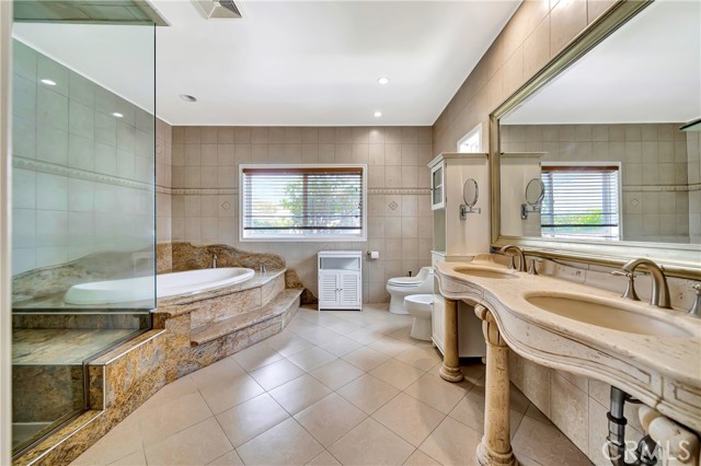 Detail Gallery Image 13 of 28 For 16707 Moorpark St, Encino,  CA 91436 - 3 Beds | 3 Baths