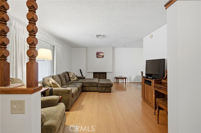 Detail Gallery Image 4 of 27 For 615 Kerilyn Ln, Hemet,  CA 92544 - 2 Beds | 2 Baths