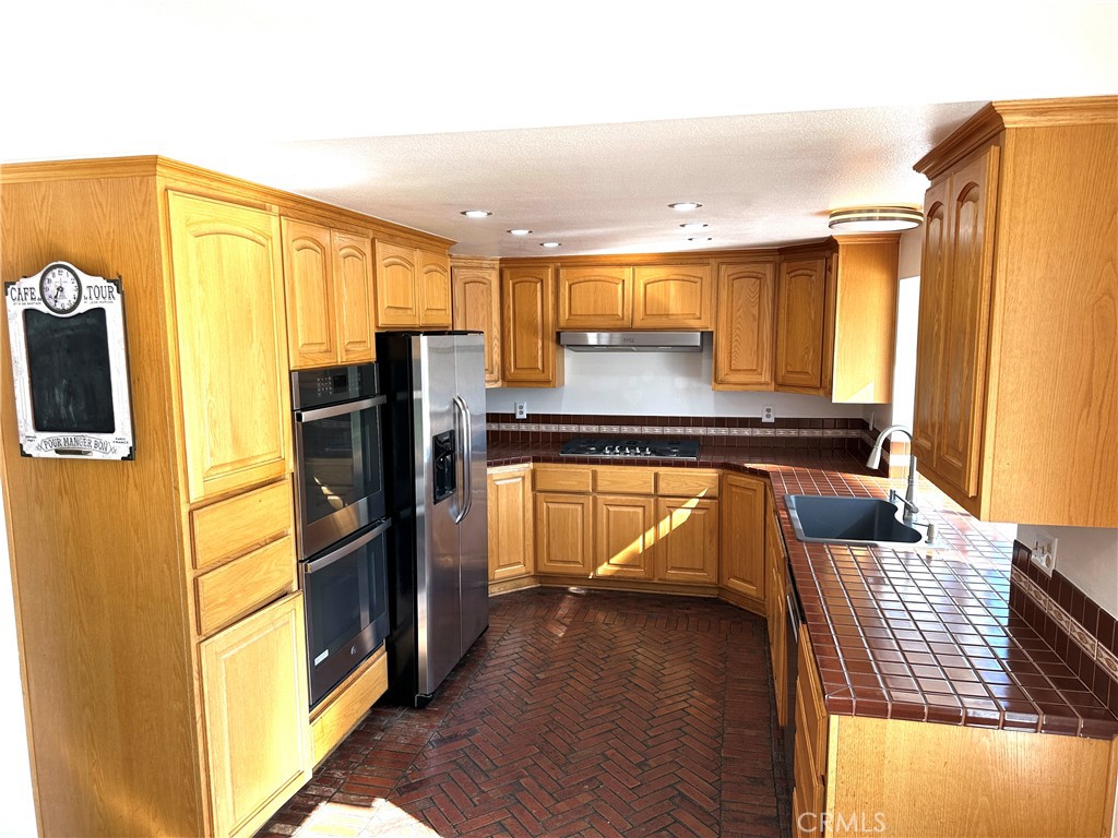 https://media.crmls.org/medias/5ec3d4c9-0aee-4ba4-a86b-3ec8f41de7b3.jpg?preset=X-Large