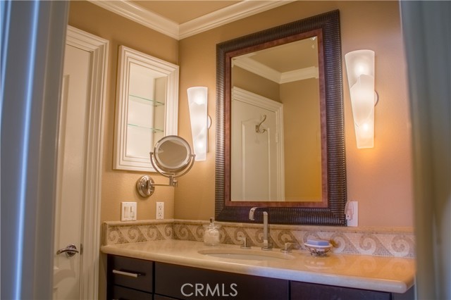 Detail Gallery Image 9 of 10 For 200 Paris Ln #109,  Newport Beach,  CA 92663 - 1 Beds | 1 Baths