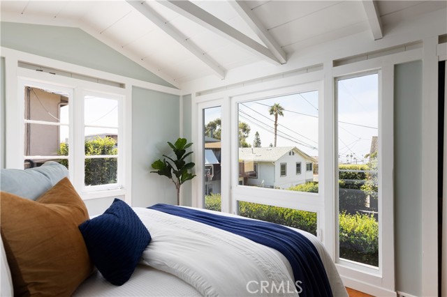 425 Monterey Drive, Laguna Beach CA: https://media.crmls.org/medias/5ece983b-299a-4102-be19-9833df454bd6.jpg