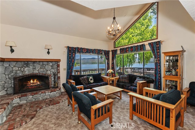 488 Lakeview Court, Big Bear Lake CA: https://media.crmls.org/medias/5ecfe2e8-86eb-4a84-80d3-b47c2fda4260.jpg