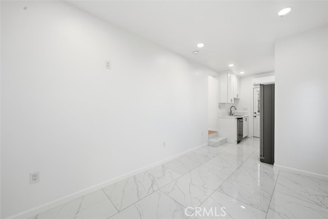 Detail Gallery Image 3 of 17 For 220 39th a,  Manhattan Beach,  CA 90266 - 1 Beds | 1 Baths