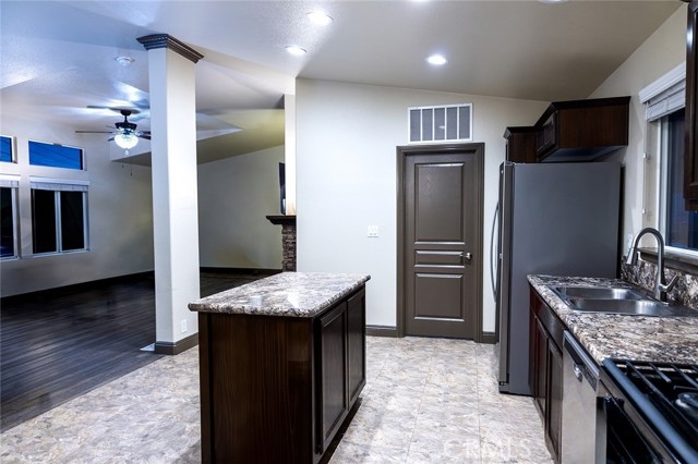 Detail Gallery Image 4 of 50 For 3595 Santa Fe Ave #162,  Long Beach,  CA 90810 - 3 Beds | 2 Baths