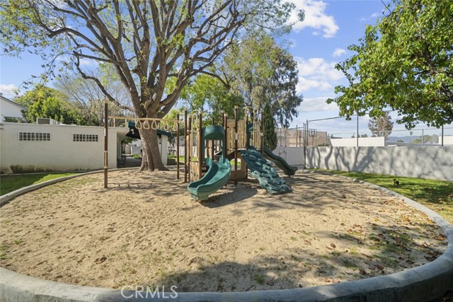 Detail Gallery Image 33 of 41 For 18555 Collins St #C18,  Tarzana,  CA 91356 - 2 Beds | 2 Baths