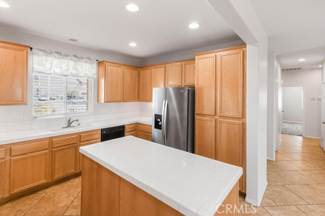 Detail Gallery Image 9 of 35 For 8466 Hoover Ct, Oak Hills,  CA 92344 - 3 Beds | 2 Baths