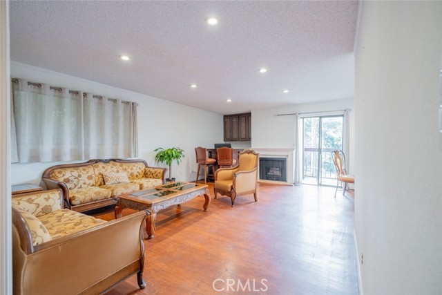 Detail Gallery Image 9 of 28 For 1745 Holly Dr #201,  Glendale,  CA 91206 - 3 Beds | 2 Baths