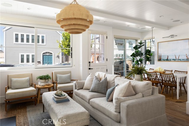 Detail Gallery Image 13 of 65 For 400 40th Street, Newport Beach,  CA 92663 - 7 Beds | 6/2 Baths