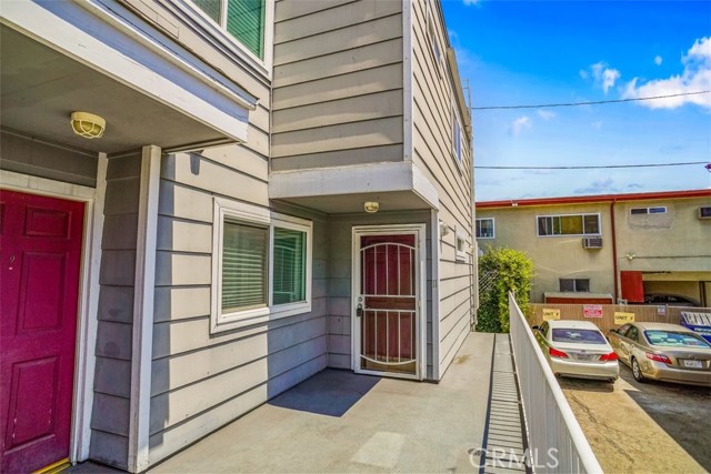 Detail Gallery Image 2 of 19 For 4744 Ben Ave #11,  Valley Village,  CA 91607 - 2 Beds | 2/1 Baths