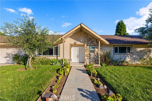 Detail Gallery Image 3 of 34 For 13402 Winthrope St, Santa Ana,  CA 92705 - 4 Beds | 2 Baths