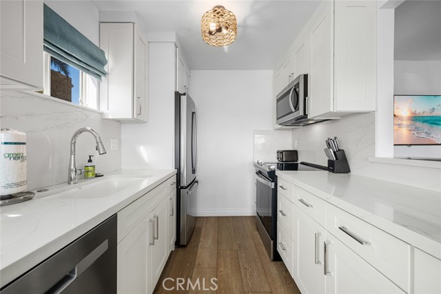 Detail Gallery Image 15 of 41 For 700 E Oceanfront, Newport Beach,  CA 92661 - 4 Beds | 3 Baths