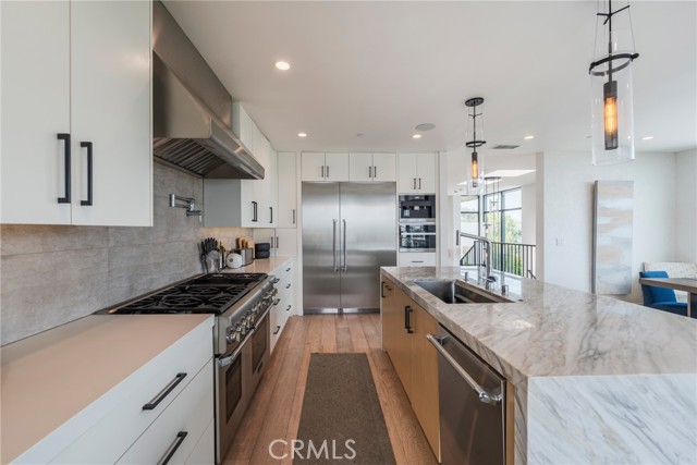 Detail Gallery Image 11 of 37 For 468 30th St, Manhattan Beach,  CA 90266 - 5 Beds | 5/1 Baths