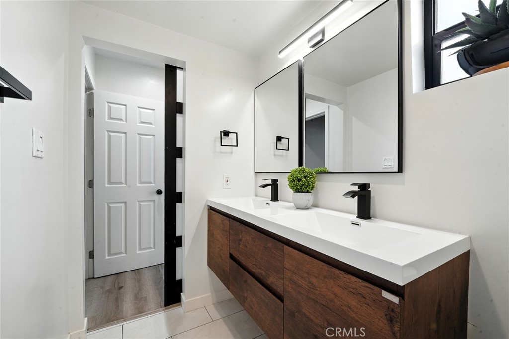 https://media.crmls.org/medias/5ee16140-87fb-4535-bc0e-7d062bdd1be3.jpg?preset=X-Large
