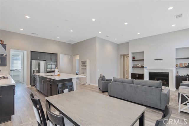 Detail Gallery Image 8 of 47 For 25124 Limetree Ln, Canyon Country,  CA 91387 - 2 Beds | 2/1 Baths