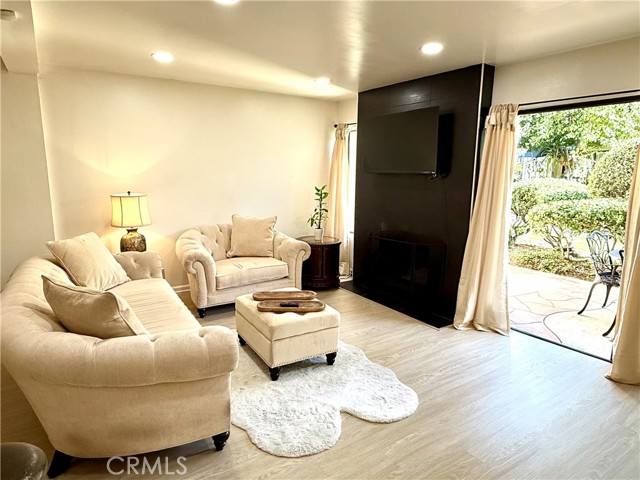 Detail Gallery Image 2 of 14 For 5720 Owensmouth #152,  Woodland Hills,  CA 91367 - 2 Beds | 1/1 Baths
