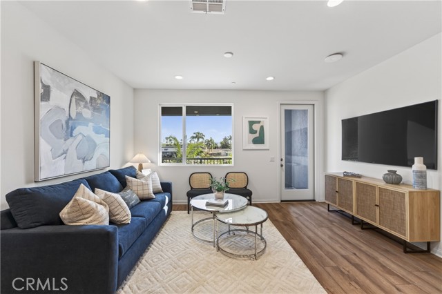 Detail Gallery Image 7 of 39 For 1093 N Harbor Bld, Anaheim,  CA 92801 - 3 Beds | 3 Baths