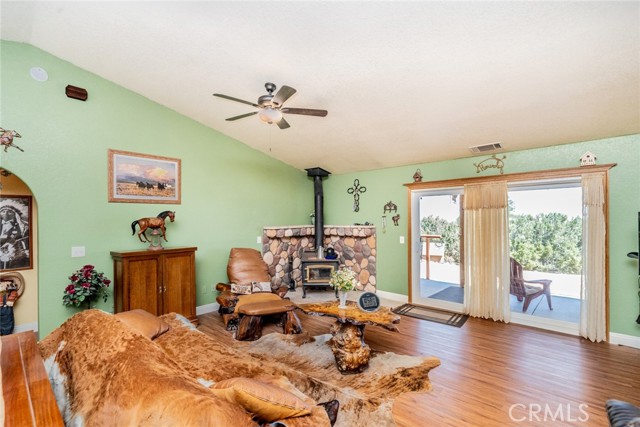 Detail Gallery Image 15 of 56 For 1990 Vista Rd, Pinon Hills,  CA 92371 - 3 Beds | 2 Baths