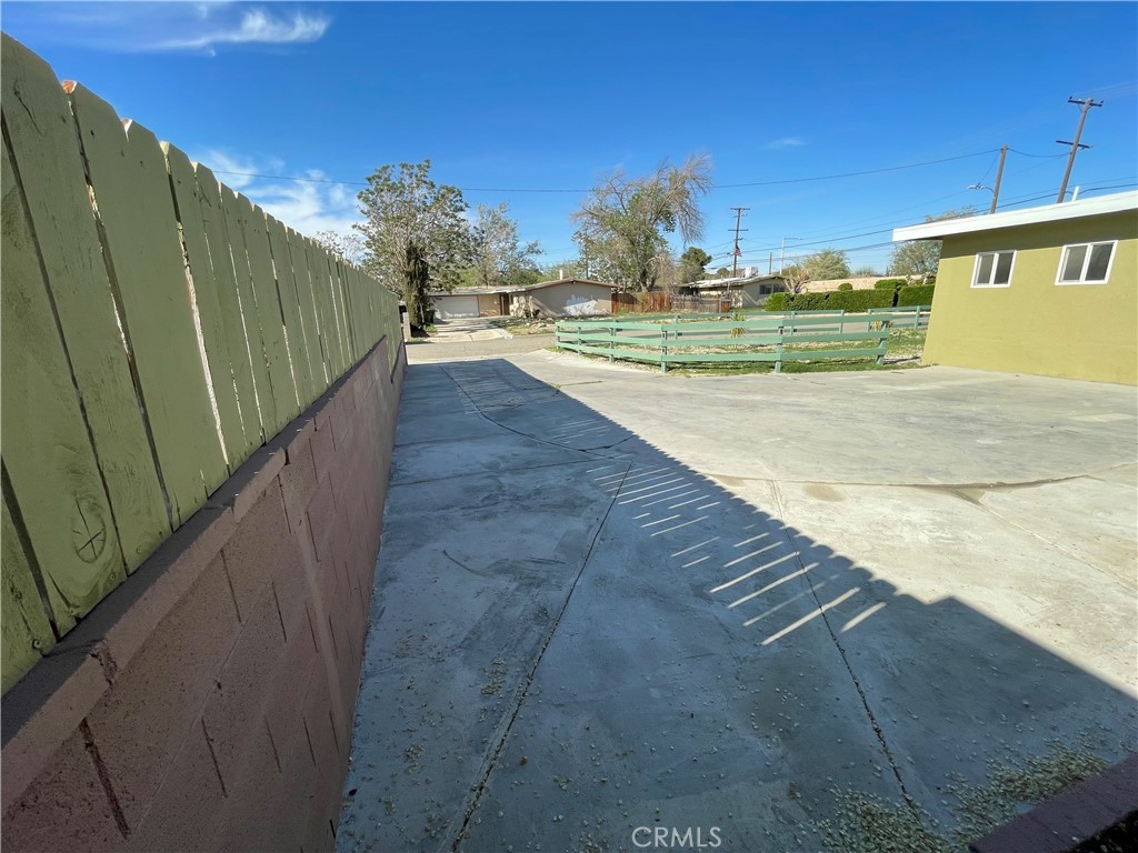 https://media.crmls.org/medias/5ee5827c-57ae-4253-8cc6-c54590268151.jpg?preset=X-Large