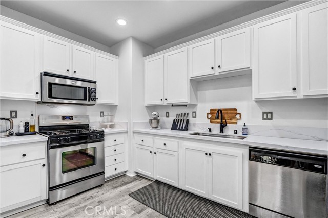 Detail Gallery Image 10 of 28 For 28072 Catherine Dr, Canyon Country,  CA 91351 - 2 Beds | 3 Baths