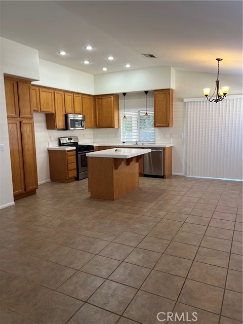 Detail Gallery Image 8 of 11 For 17605 Landis Dr, Victorville,  CA 92395 - 3 Beds | 2 Baths