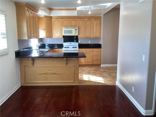 Detail Gallery Image 15 of 24 For 5145 Yarmouth Ave #1,  Encino,  CA 91316 - 2 Beds | 2/1 Baths