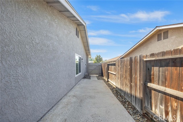 5828 Quiroz, Jurupa Valley CA: https://media.crmls.org/medias/5ee892ef-964a-465c-b19c-b30b90da8093.jpg