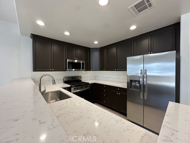 Detail Gallery Image 5 of 32 For 3755 E 52nd St, Maywood,  CA 90270 - 3 Beds | 3 Baths