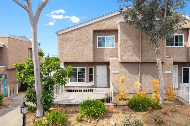Detail Gallery Image 4 of 34 For 1569 W Jefferson Blvd,, Los Angeles,  CA 90018 - 3 Beds | 2/1 Baths