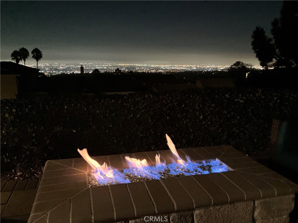 https://media.crmls.org/medias/5eeda4b0-da68-4cc8-a69e-f77b3258e81f.jpg?preset=X-Large