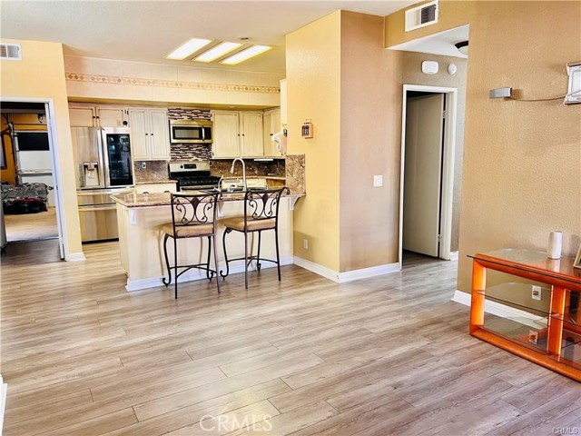 Detail Gallery Image 5 of 12 For 12342 Hitching Post, Victorville,  CA 92392 - 4 Beds | 2/1 Baths