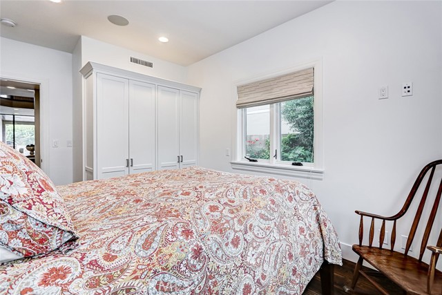 1833 8th Street, Manhattan Beach CA: https://media.crmls.org/medias/5ef047a8-c351-4645-a7b1-484a16d7c184.jpg